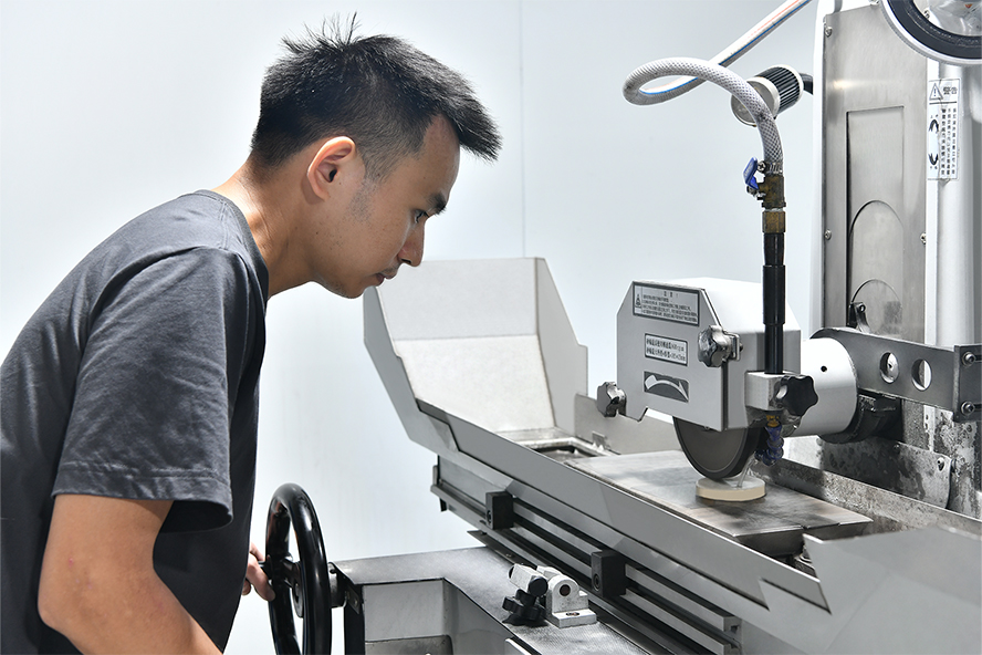 Surface-grinder-for-machining-ceramics